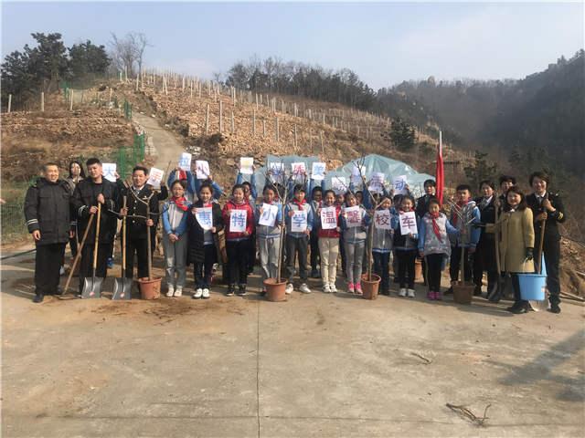 “大鼻子”校車志愿者多處植樹增綠 還在車內開講環保課