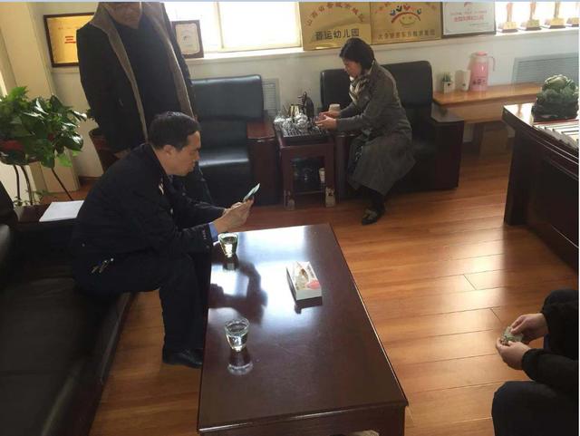 晉城交警四大隊民警走進轄區幼兒園檢查校車安全/ 晉城交警四大隊民警走進轄區幼兒園檢查校車安全