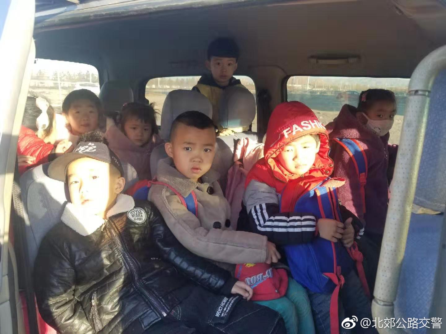 內蒙古包頭:北郊大隊查獲一起黑校車 內蒙古包頭:北郊大隊查獲一起黑校車