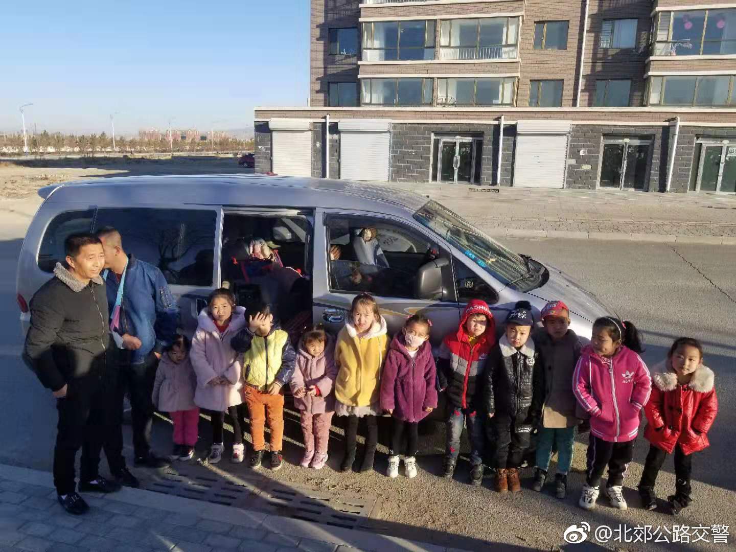 內蒙古包頭:北郊大隊查獲一起黑校車 內蒙古包頭:北郊大隊查獲一起黑校車