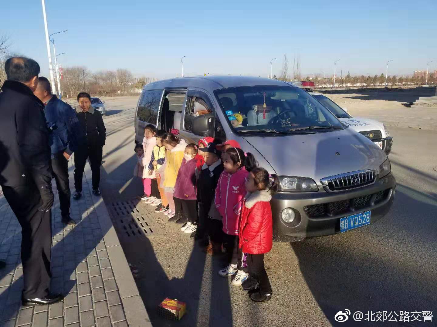 內蒙古包頭:北郊大隊查獲一起黑校車 內蒙古包頭:北郊大隊查獲一起黑校車