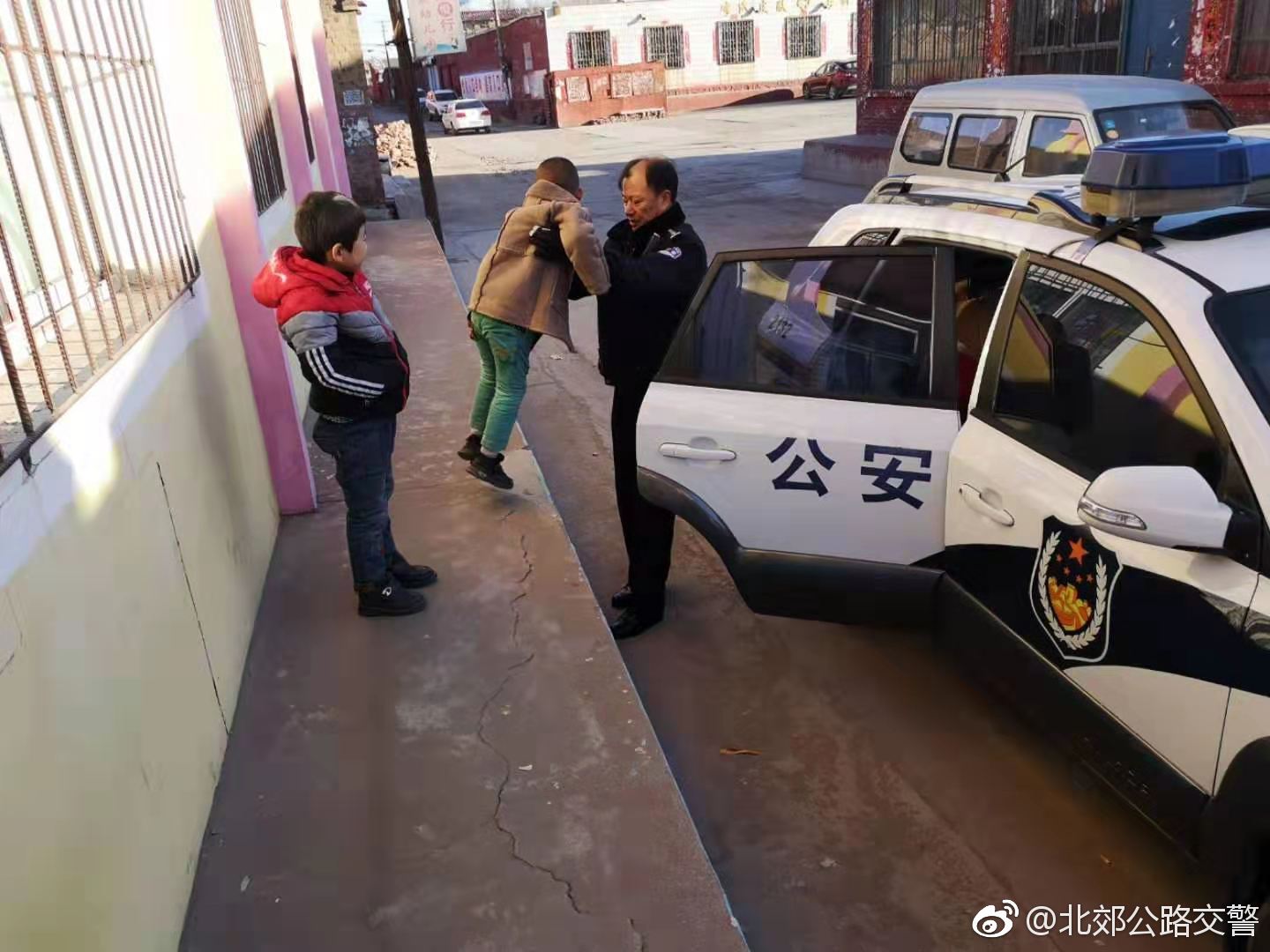 內蒙古包頭:北郊大隊查獲一起黑校車 內蒙古包頭:北郊大隊查獲一起黑校車