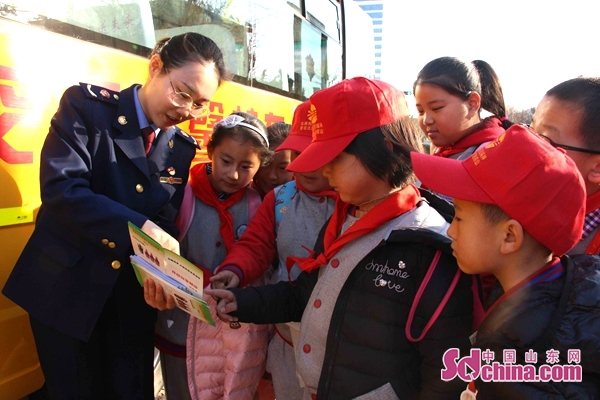嶗山區市場監管局開展溫馨校車315消費維權普法課堂活動/ 嶗山區市場監管局開展溫馨校車315消費維權普法課堂活動
