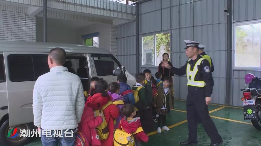 “黑校車”超員近200% 潮安交警依法查扣 “黑校車”超員近200% 潮安交警依法查扣