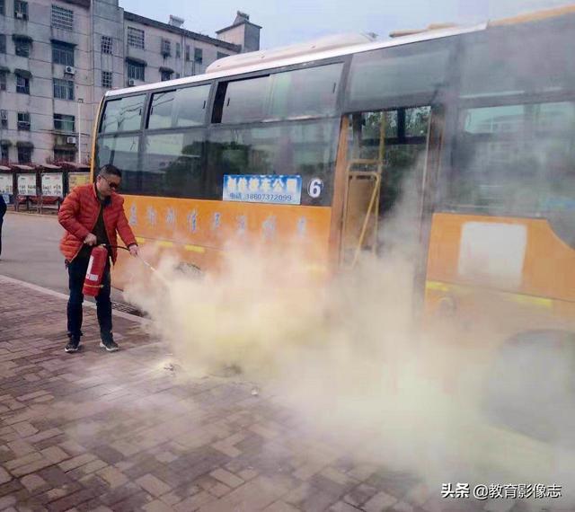 資陽五福路小學:開展校車消防逃生演練活動 資陽五福路小學:開展校車消防逃生演練活動