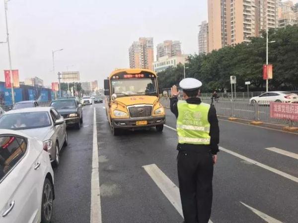 全市嚴查校車進行時！您家孩子坐的車都被交警攔下了……