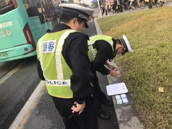 全市嚴查校車進行時！您家孩子坐的車都被交警攔下了……