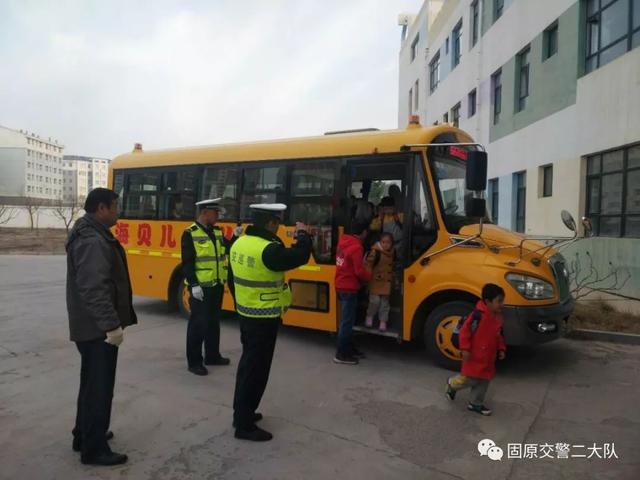 固原交巡警二大隊重拳出擊 嚴查校車 確保幼兒安全