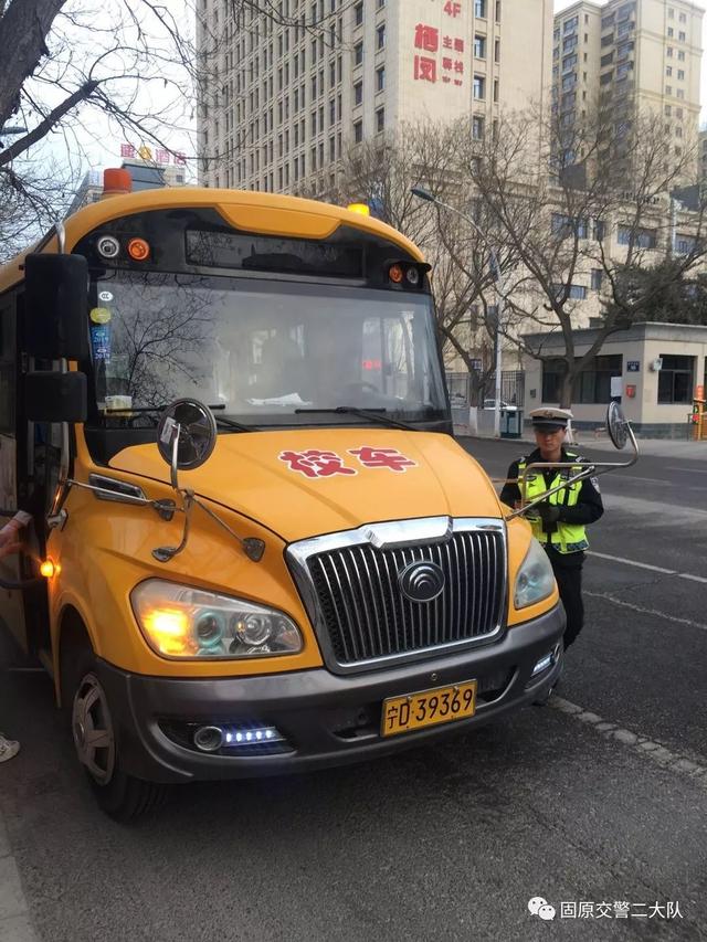 固原交巡警二大隊重拳出擊 嚴查校車 確保幼兒安全