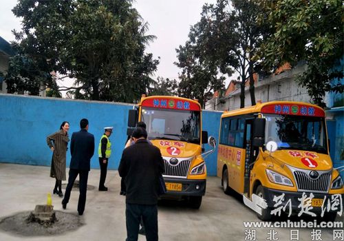 南漳交警開展校車安全大檢查/ 南漳交警開展校車安全大檢查
