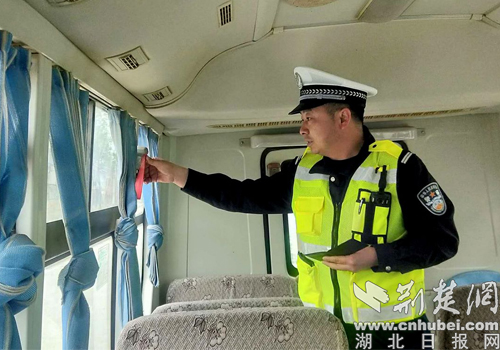 南漳交警開展校車安全大檢查/ 南漳交警開展校車安全大檢查