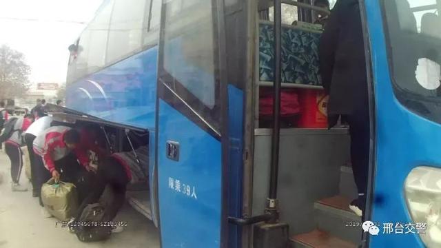 非法校車跨區作業 寧晉交警及時截獲