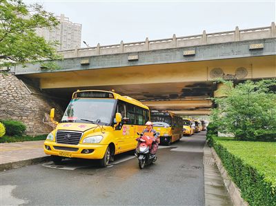 校車停放太任性 行人車輛通行真不便 校車停放太任性 行人車輛通行真不便