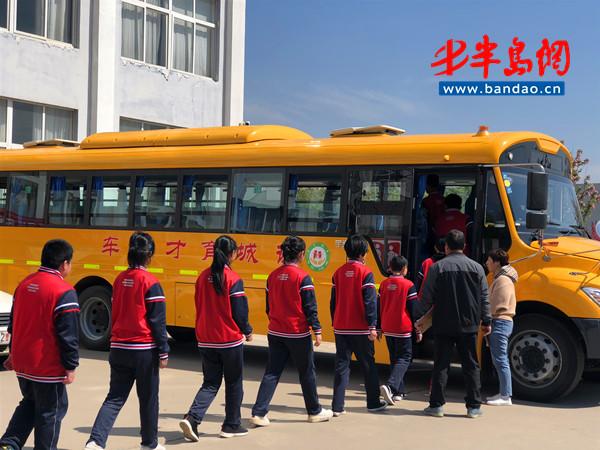 乘坐校車突發火災，諸城這些學生這樣做！