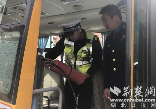 南漳交警聯合多部門開展校車安全檢查