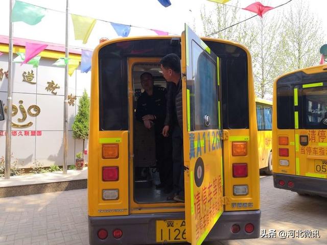 晉州交警排查校車安全隱患不放松/ 晉州交警排查校車安全隱患不放松