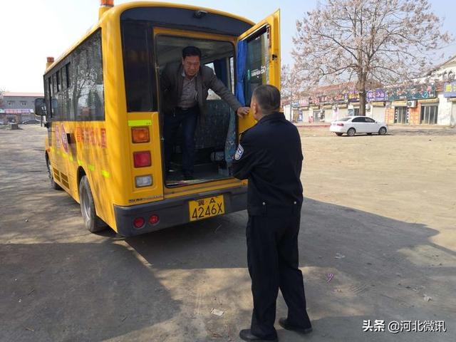 晉州交警排查校車安全隱患不放松/ 晉州交警排查校車安全隱患不放松