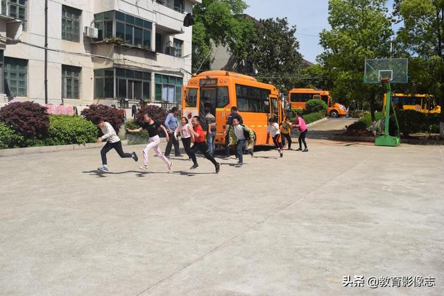 漢壽聶家橋中學:校車應急演練 共筑安全防線 漢壽聶家橋中學:校車應急演練 共筑安全防線