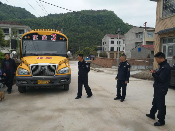 湖北:南漳縣給學(xué)前校車“體檢” 湖北:南漳縣給學(xué)前校車“體檢”