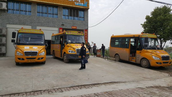 湖北:南漳縣給學(xué)前校車“體檢” 湖北:南漳縣給學(xué)前校車“體檢”