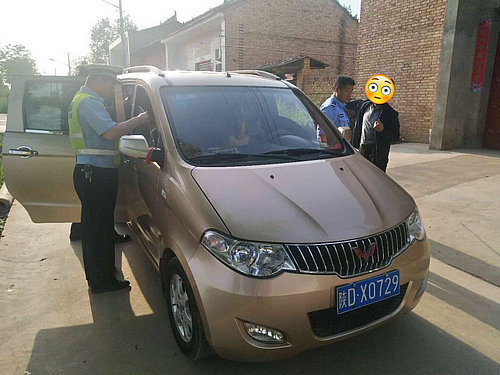 乾縣交警查獲一輛超員“黑校車” 乾縣交警查獲一輛超員“黑校車”