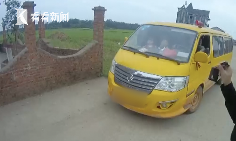 黑校車刷黃漆差點騙過民警 14人座竟擠了27人 黑校車刷黃漆差點騙過民警 14人座竟擠了27人