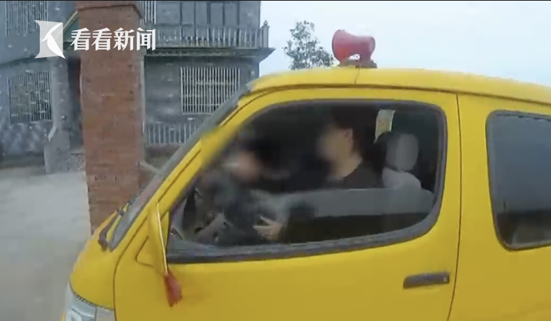 黑校車刷黃漆差點騙過民警 14人座竟擠了27人 黑校車刷黃漆差點騙過民警 14人座竟擠了27人