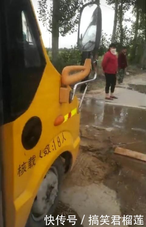 河南新鄉：村民澆地水管堵路，校車司機繞道行駛