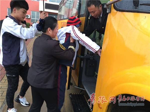 青島這輛校車上多了臺輪椅，背后竟藏著一個溫情故事……