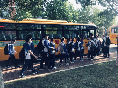 1500輛溫馨校車愛心送考 連續八年助力中考 1500輛溫馨校車愛心送考 連續八年助力中考