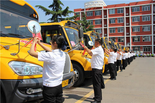 1500輛溫馨校車愛心送考 連續八年助力中考 1500輛溫馨校車愛心送考 連續八年助力中考