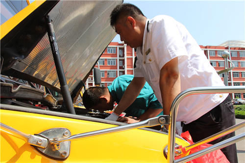 1500輛溫馨校車愛心送考 連續八年助力中考 1500輛溫馨校車愛心送考 連續八年助力中考