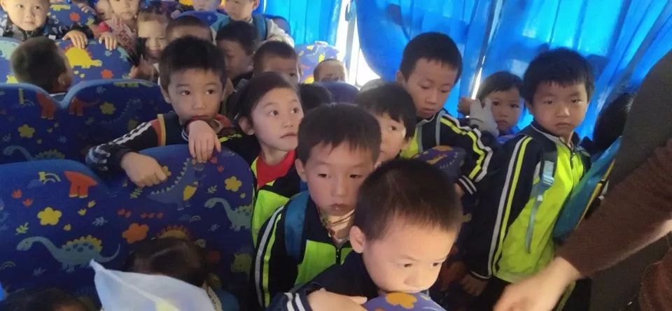 19座校車擠了32個娃!六枝一司機被立刑事案件調查 19座校車擠了32個娃!六枝一司機被立刑事案件調查