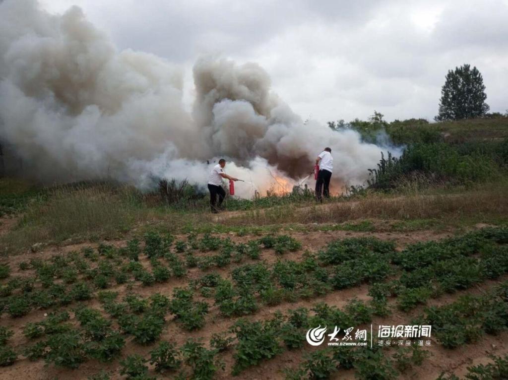 路遇農田突起大火 校車“消防員”合力撲救 路遇農田突起大火 校車“消防員”合力撲救