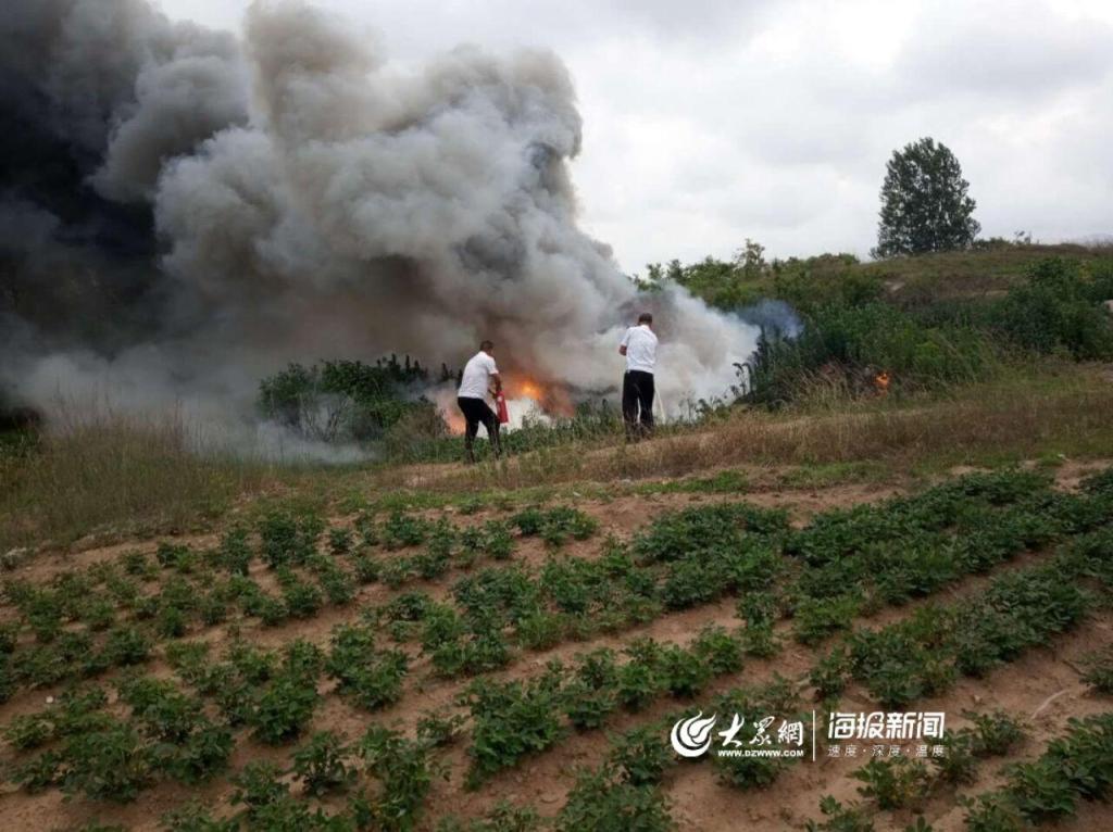 路遇農田突起大火 校車“消防員”合力撲救 路遇農田突起大火 校車“消防員”合力撲救