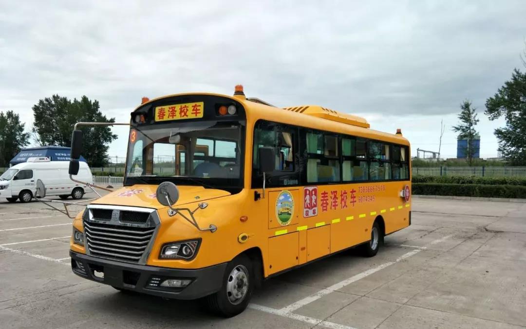 黑送子車校門口橫行，7臺(tái)正規(guī)校車卻辦不下來證！教育局：公交滿足需求，不予批準(zhǔn)