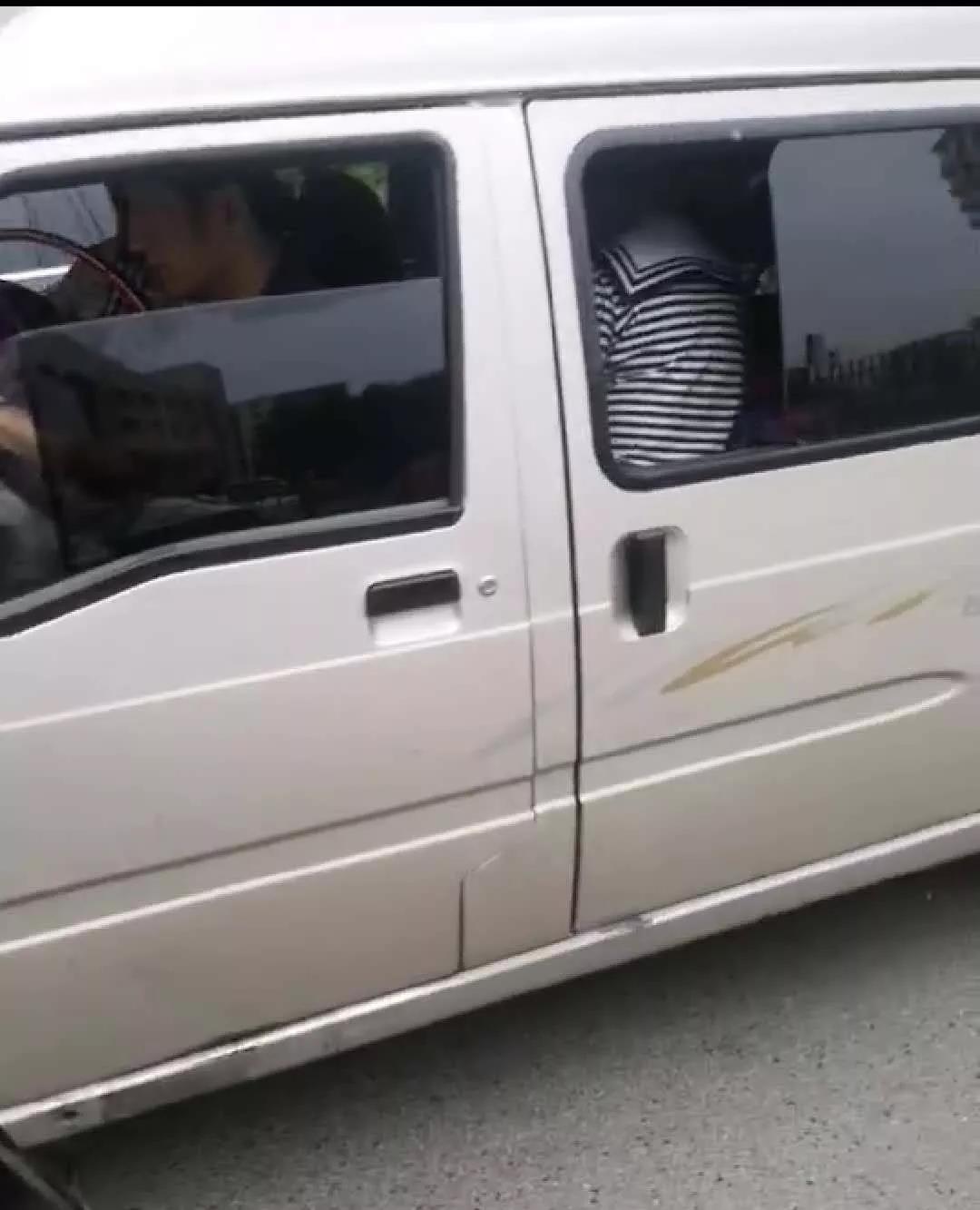 黑送子車校門口橫行，7臺(tái)正規(guī)校車卻辦不下來證！教育局：公交滿足需求，不予批準(zhǔn)