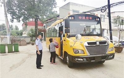 漯河:校車無牌 上路被查 漯河:校車無牌 上路被查