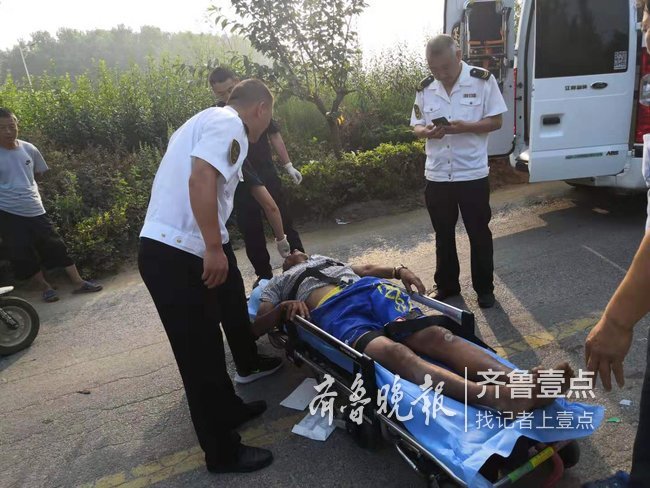 老人騎車摔倒路邊昏迷,校車員工緊急救助 老人騎車摔倒路邊昏迷,校車員工緊急救助