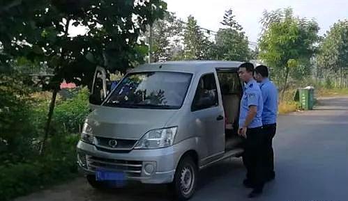 臨潁：女司機駕駛“黑校車”非法接送幼兒，被罰款萬元