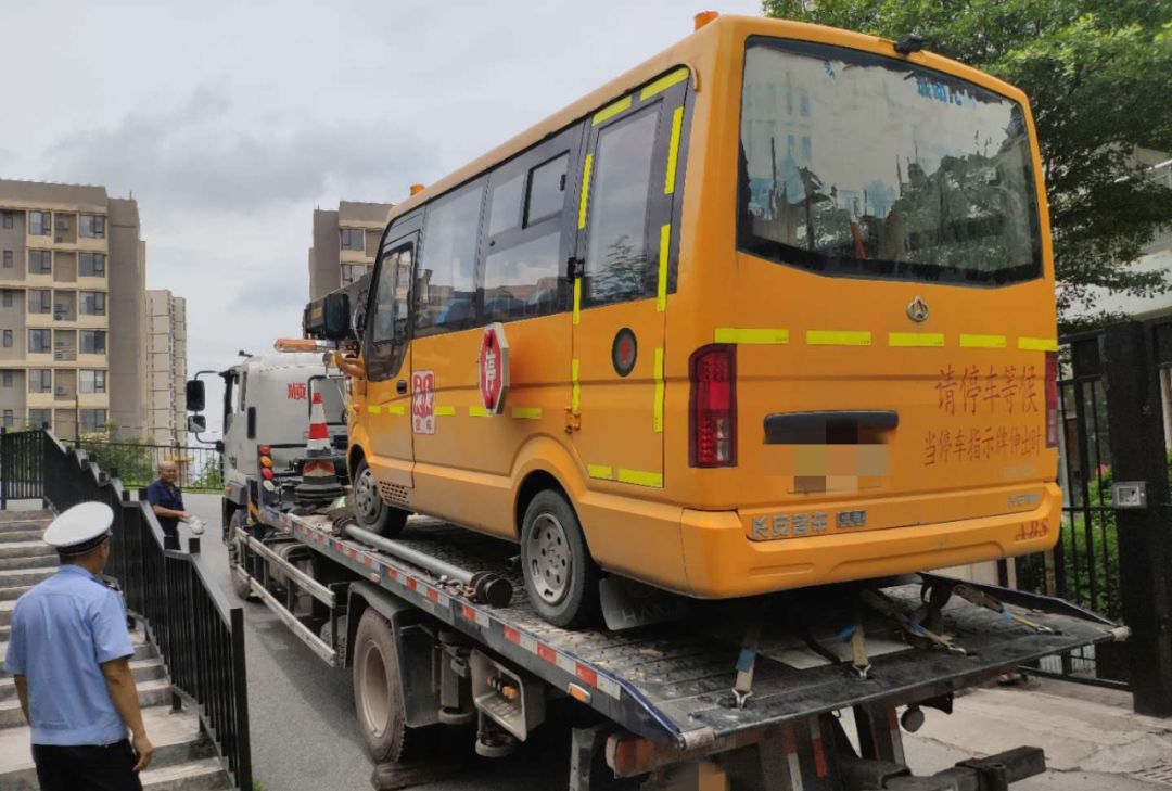 后怕！清城區一幼兒園竟每天用報廢校車接送學生