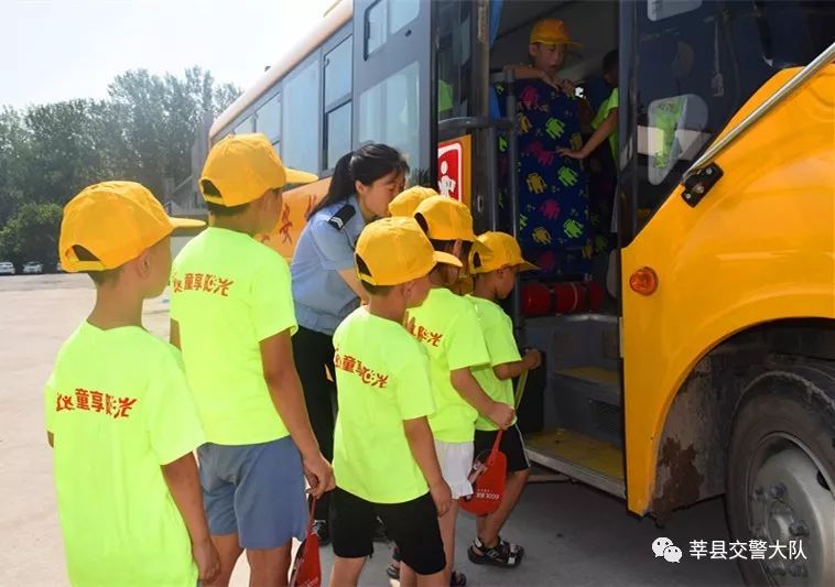 莘縣交警開(kāi)展暑期校車(chē)交通安全演練/ 莘縣交警開(kāi)展暑期校車(chē)交通安全演練