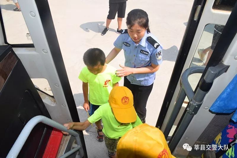 莘縣交警開(kāi)展暑期校車(chē)交通安全演練/ 莘縣交警開(kāi)展暑期校車(chē)交通安全演練
