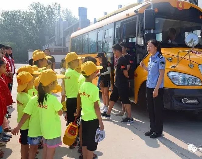 莘縣交警開(kāi)展暑期校車(chē)交通安全演練/ 莘縣交警開(kāi)展暑期校車(chē)交通安全演練