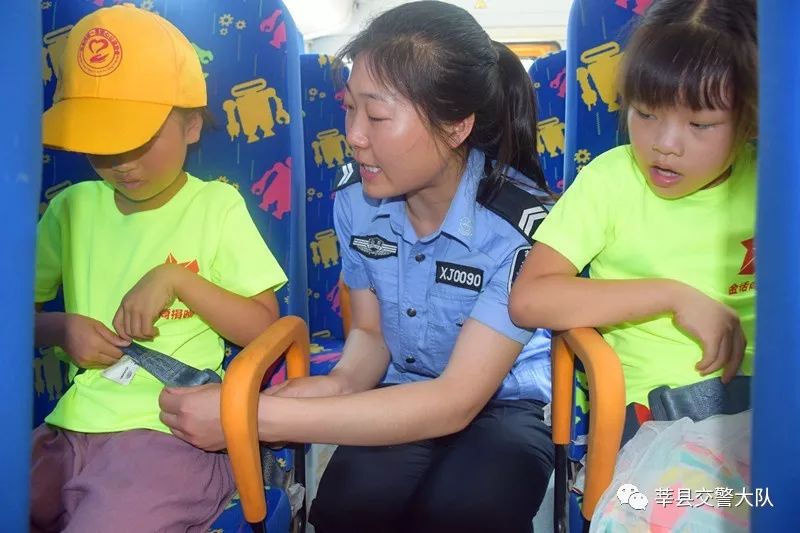 莘縣交警開(kāi)展暑期校車(chē)交通安全演練/ 莘縣交警開(kāi)展暑期校車(chē)交通安全演練