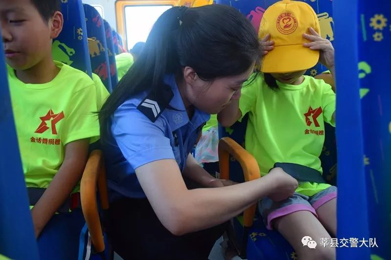 莘縣交警開(kāi)展暑期校車(chē)交通安全演練/ 莘縣交警開(kāi)展暑期校車(chē)交通安全演練