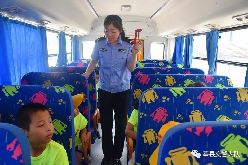 莘縣交警開(kāi)展暑期校車(chē)交通安全演練/ 莘縣交警開(kāi)展暑期校車(chē)交通安全演練