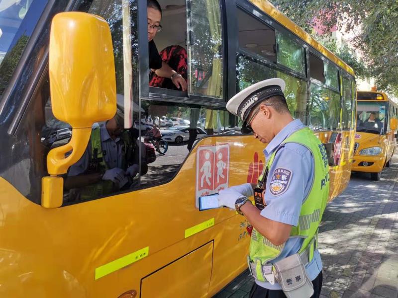 東河交管大隊深入轄區幼兒園開展校車安全檢查/ 東河交管大隊深入轄區幼兒園開展校車安全檢查