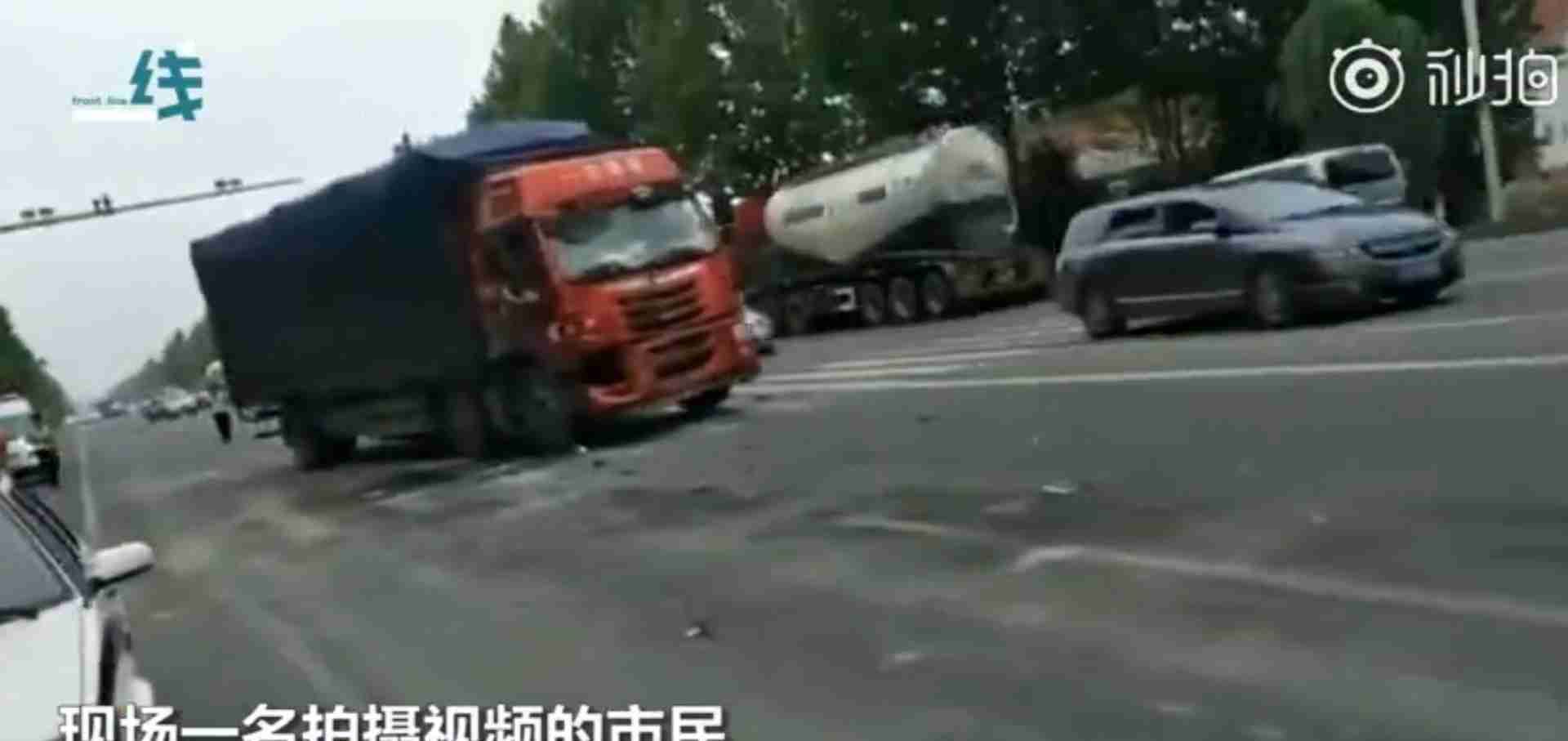 校車等紅燈時被大貨車追尾 群眾怒斥貨車司機 網友力挺：罵得好！