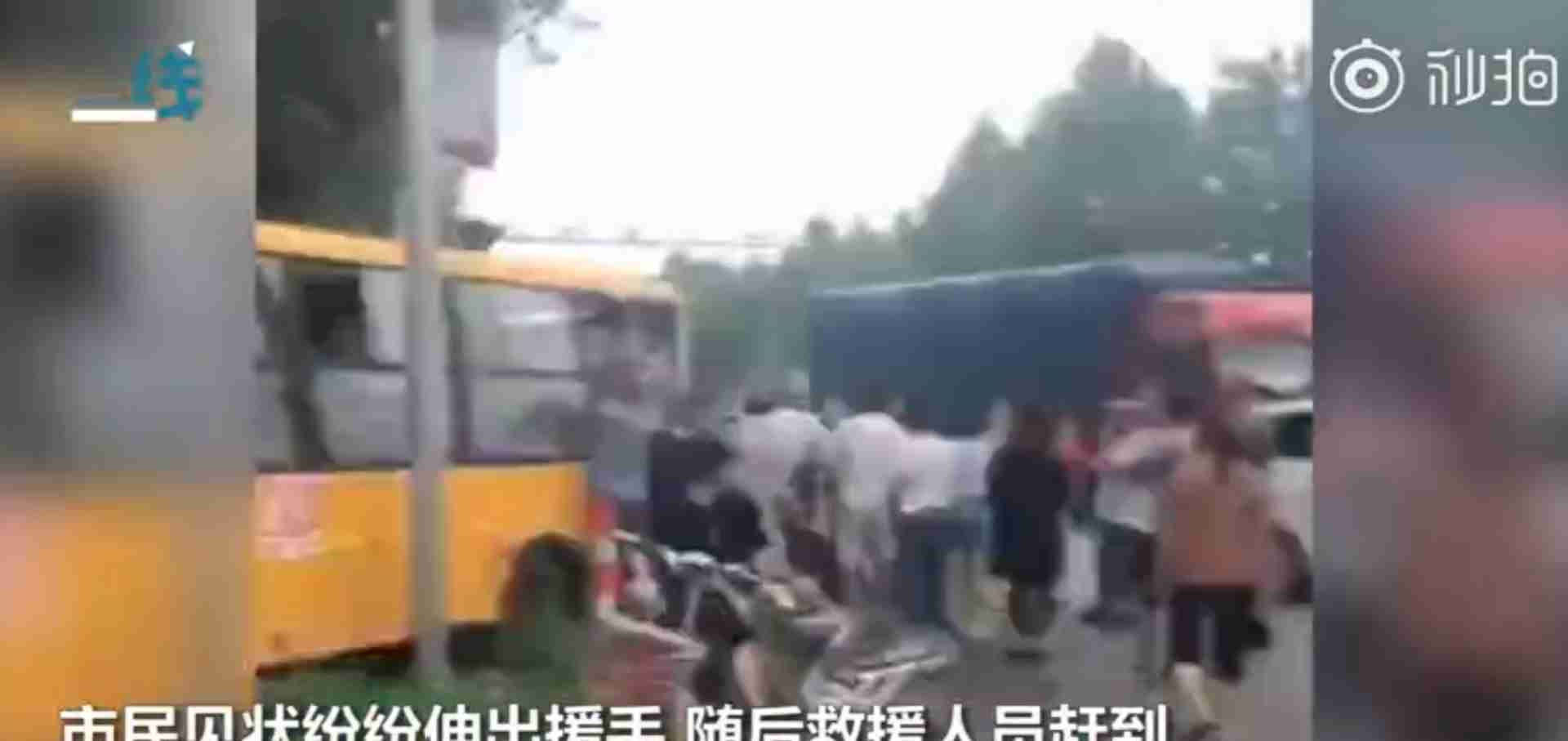 校車等紅燈時被大貨車追尾 群眾怒斥貨車司機 網友力挺：罵得好！